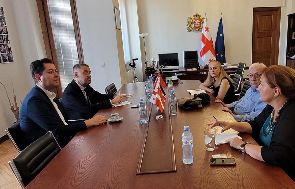 ბექა ოდიშარია აფხაზეთის ავტონომიური რესპუბლიკის მთავრობის წარმომადგენლებს შეხვდა