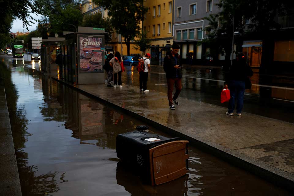 მედიის ცნობით, ესპანეთში ძლიერი წვიმის შედეგად მეტროს რამდენიმე ხაზზე მოძრაობა შეწყდა, დაიტბორა გზები, სულ მცირე, ორი ადამიანი კი დაკარგულად ითვლება