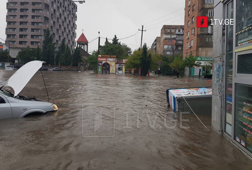 რუსთავში ძლიერი წვიმის შედეგად ქუჩები დაიტბორა [ფოტო, ვიდეო]