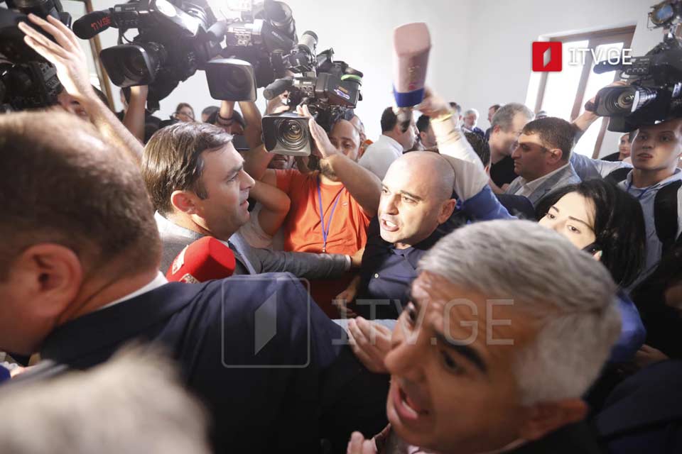 პარლამენტში ოპოზიციისა და უმრავლესობის დეპუტატებს შორის რამდენჯერმე დაპირისპირება მოხდა [ფოტო/ვიდეო]