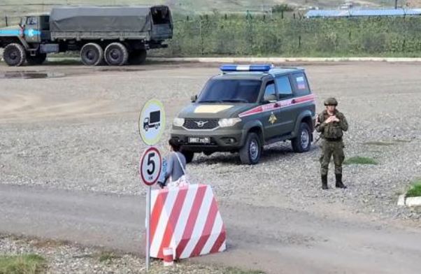 რუსეთის თავდაცვის სამინისტროში აცხადებენ, რომ ყარაბაღში რუსი მშვიდობისმყოფლების მანქანას ცეცხლი გაუხსნეს