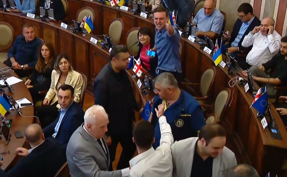 საკრებულოს სხდომაზე დეპუტატები ერთმანეთს ფიზიკურად დაუპირისპირდნენ