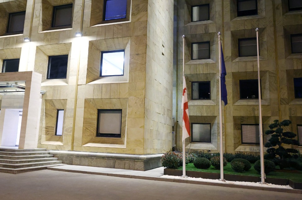 სოხუმის დაცემის 30 წლისთავთან დაკავშირებით, მთავრობის ადმინისტრაციის შენობაზე სახელმწიფო დროშა დაეშვა