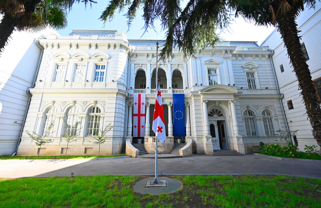 სოხუმის დაცემის 30 წლისთავთან დაკავშირებით ორბელიანების სასახლეზე სახელმწიფო დროშა დაეშვა