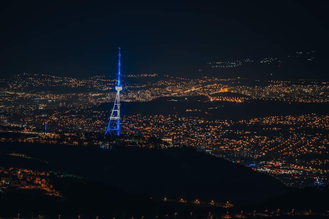 თბილისის ანძა ისრაელის დროშის ფერებში განათდა