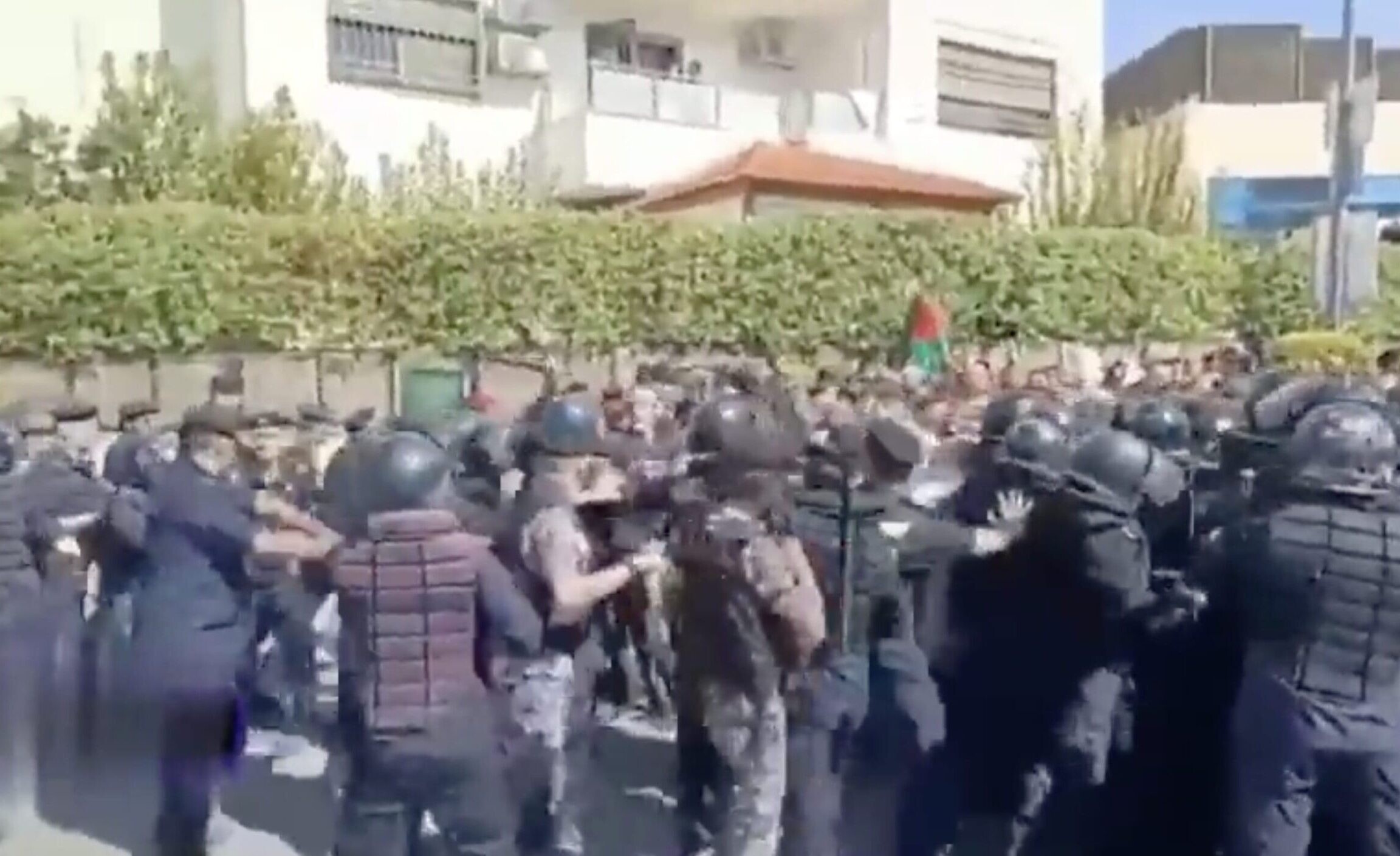 მედიის ცნობით, ლიბანის დედაქალაქში ასობით დემონსტრანტი აშშ-ის საელჩოში შეჭრას ცდილობს