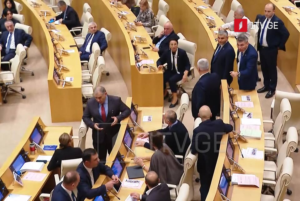 პარლამენტის პლენარულ სხდომაზე ხმაური და სიტყვიერი დაპირისპირება იყო [ვიდეო]
