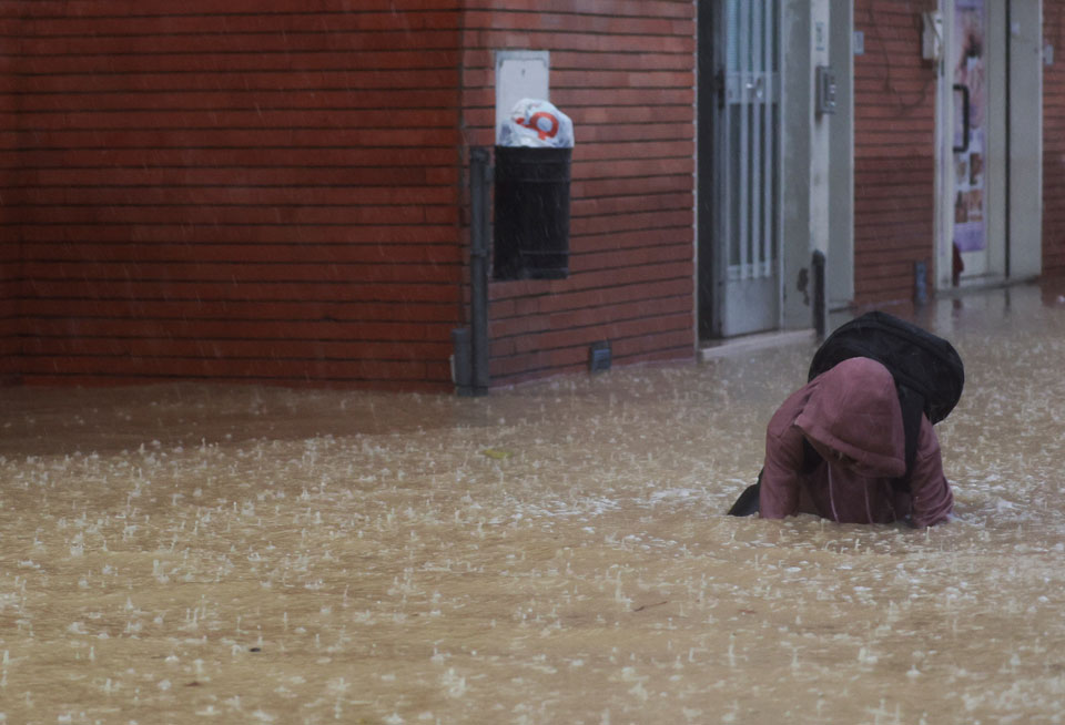 ტოსკანაში ძლიერი წვიმის შედეგად, სულ მცირე, ექვსი ადამიანი დაიღუპა, ორი კი დაკარგულად ითვლება