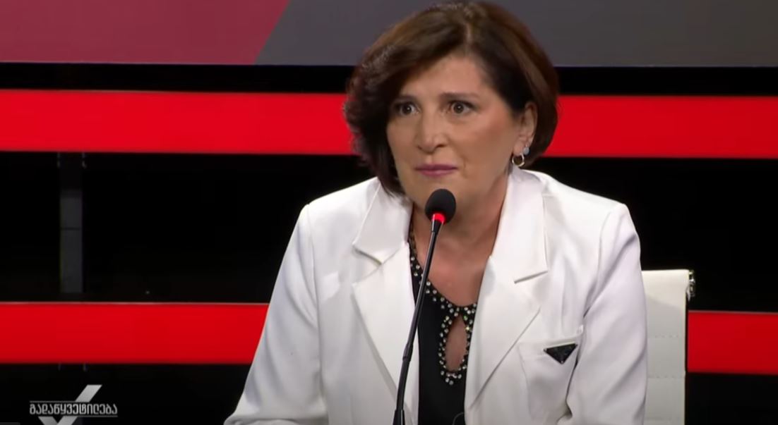 ქართული ენისა და ლიტერატურის მასწავლებელი ნანა მგალობლიშვილი - გარდა იმისა, რომ პედაგოგი ვარ, ვარ რეპეტიტორი და კიდევ სხვა დამატებითი ფუნქციები მაქვს, რადგან ხელფასი, რომელსაც სკოლაში ვიღებ, საკმარისი არ არის