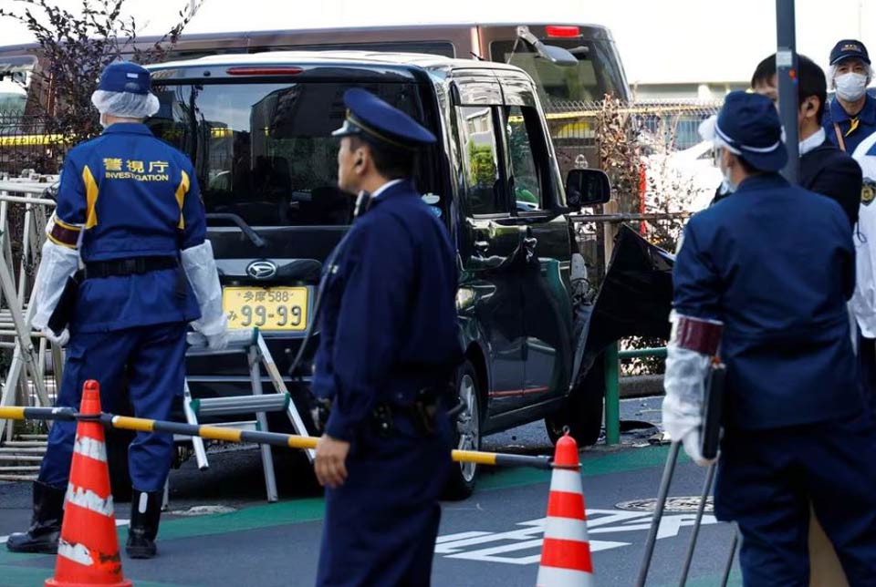 ტოკიოში, ისრაელის საელჩოსთან მანქანა ბარიკადს შეეჯახა, საჭესთან მჯდომი მამაკაცი დააკავეს, დაშავებულია ერთი პოლიციელი