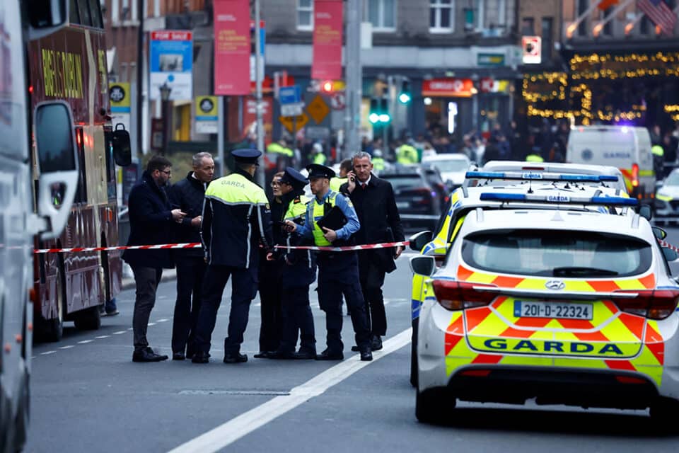 მედიის ცნობით, ირლანდიის დედაქალაქ დუბლინში შეიარაღებულმა პირმა ხუთი ადამიანი დაჭრა, პოლიციამ ეჭვმიტანილი დააკავა