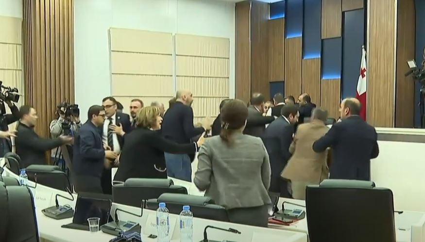 აჭარის უმაღლესი საბჭოს სხდომაზე სიტყვიერი და ფიზიკური დაპირისპირება მოხდა [ვიდეო]