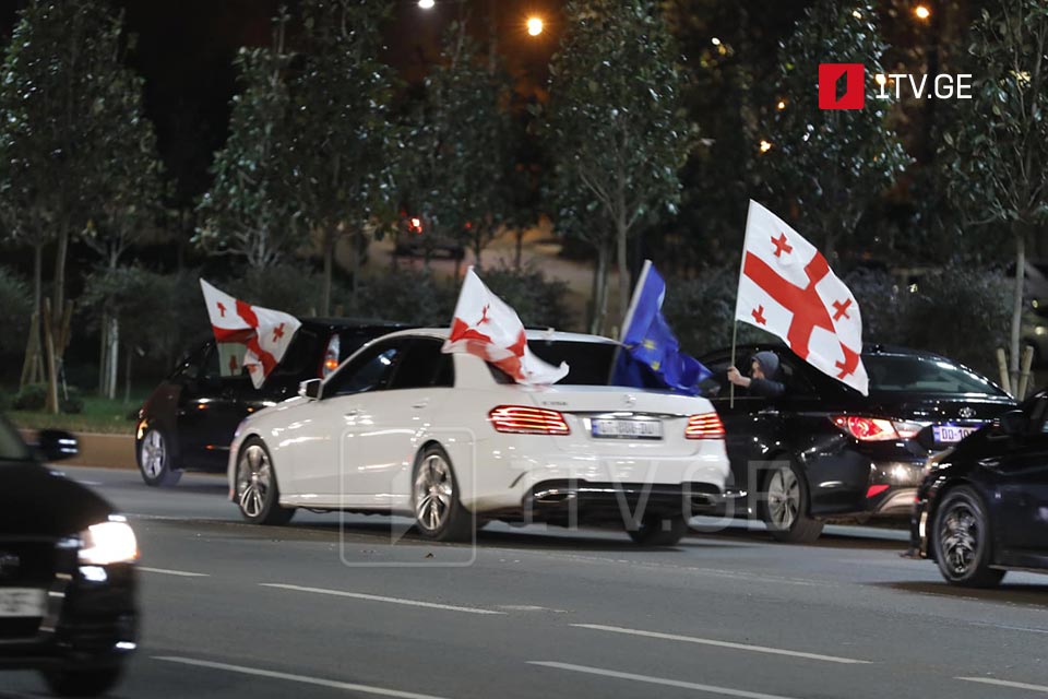 თბილისის ქუჩებში ევროკავშირის წევრობის კანდიდატი ქვეყნის სტატუსის მიღებას ზეიმობენ [ვიდეო]