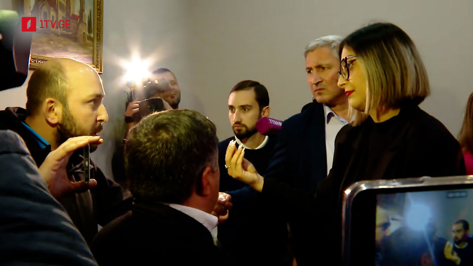 რუსთავის საკრებულოს შენობაში სხდომის შემდეგ ხმაური იყო, „ნაციონალური მოძრაობის“ წევრებმა ქვემო ქართლის ტელეკომპანიის ჟურნალისტს სიტყვიერი შეურაცხყოფა მიაყენეს [ვიდეო]