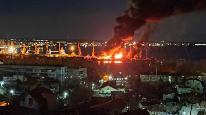 უკრაინის სამხედრო საჰაერო ძალებში აცხადებენ, რომ რუსეთის საზღვაო ძალების შავი ზღვის ფლოტის სადესანტო გემი „ნოვოჩერკასკი“ გაანადგურეს