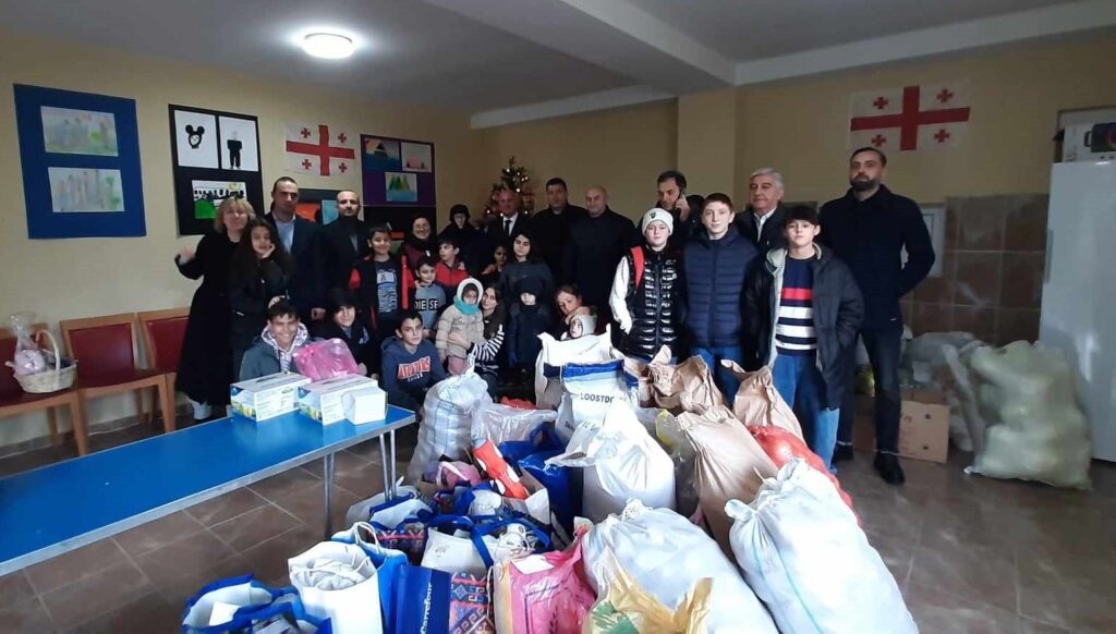 საგამოძიებო სამსახურის თანამშრომლებმა დამდეგი ახალი წელი წმინდა გიორგი მთაწმინდელის სახელობის დედათა მონასტერთან არსებული სარეაბილიტაციო ცენტრის ბავშვებსა და მოხუცებს მიულოცეს
