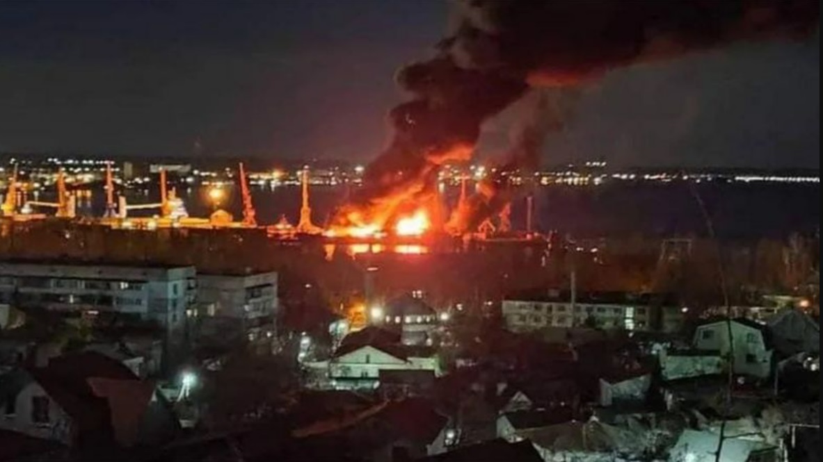 უკრაინის ხელისუფლების ცნობით, ქალაქ ხერსონის სარკინიგზო სადგურზე რუსეთის იერიშის შედეგად დაიღუპა ერთი და დაშავდა ოთხი პოლიციელი