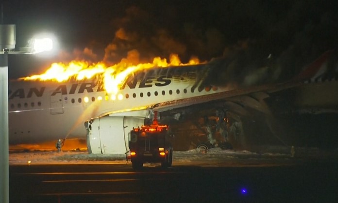 იაპონიის ავიახაზების თვითმფრინავს ჰანედას აეროპორტში დაშვებისას ცეცხლი გაუჩნდა