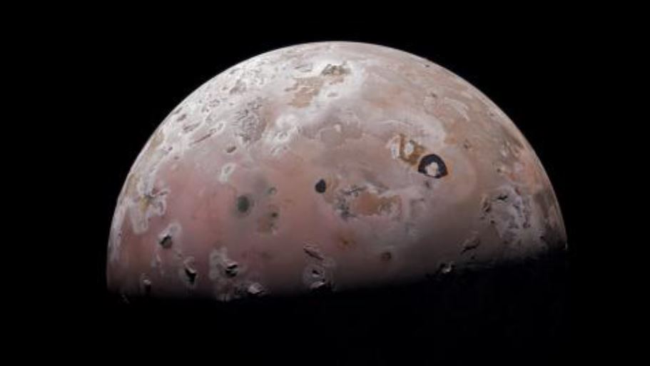 NASA-ს ხომალდმა „ჯუნომ“ იუპიტერის ვულკანურ მთვარე იოს საოცრად დეტალური ფოტოები გადაუღო — #1tvმეცნიერება