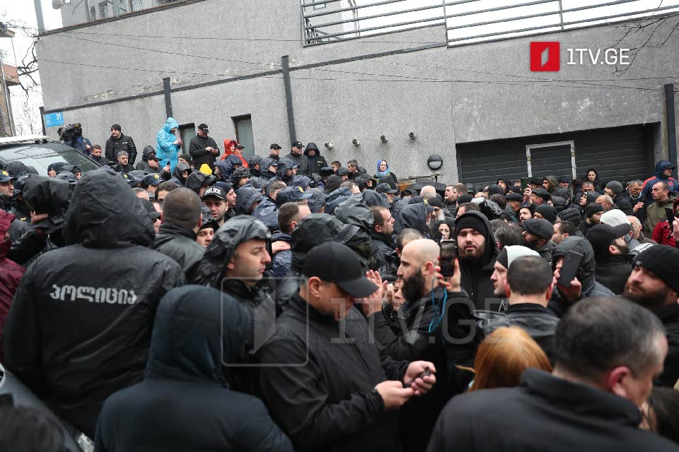 ნატა ფერაძის საცხოვრებელი კორპუსის მიმდებარე ტერიტორიაზე „ალტ-ინფოს“ წევრები არიან შეკრებილი და აცხადებენ, რომ ფერაძის მიერ სამების ტაძარში მატრონა მოსკოველის ხატის დაზიანების ფაქტს აპროტესტებენ