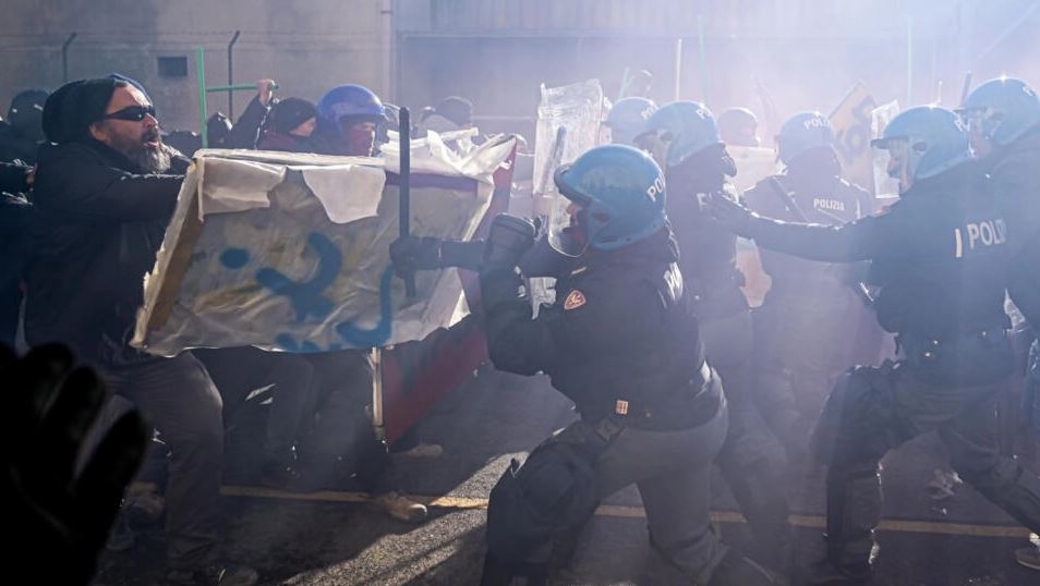 იტალიაში, პალესტინელების მხარდამჭერ აქციაზე დემონსტრანტებსა და პოლიციას შორის დაპირისპირება მოხდა
