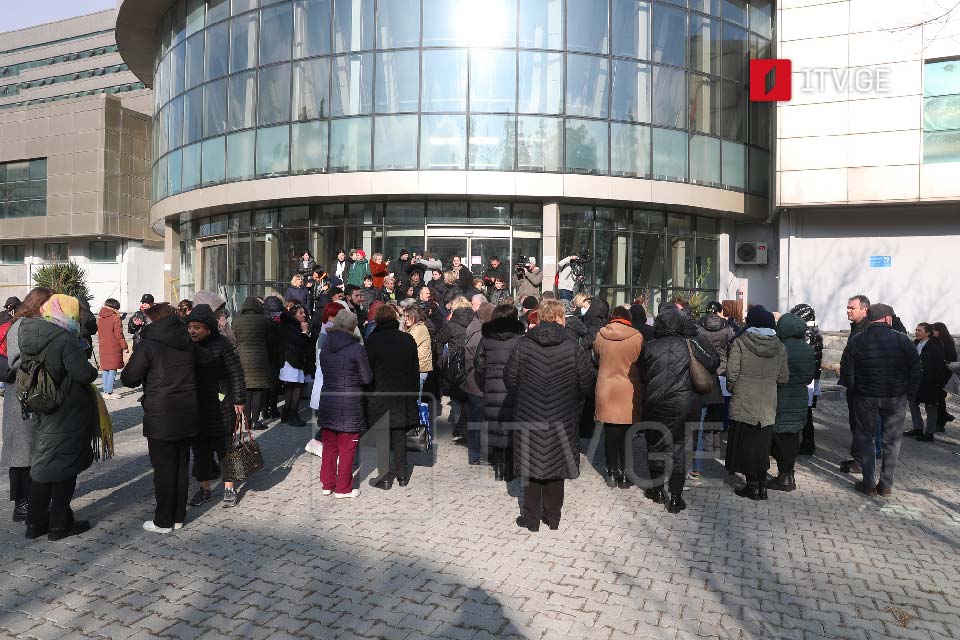 რესპუბლიკურ საავადმყოფოსთან ექიმთა ნაწილი საპროტესტო აქციას მართავს [ვიდეო]