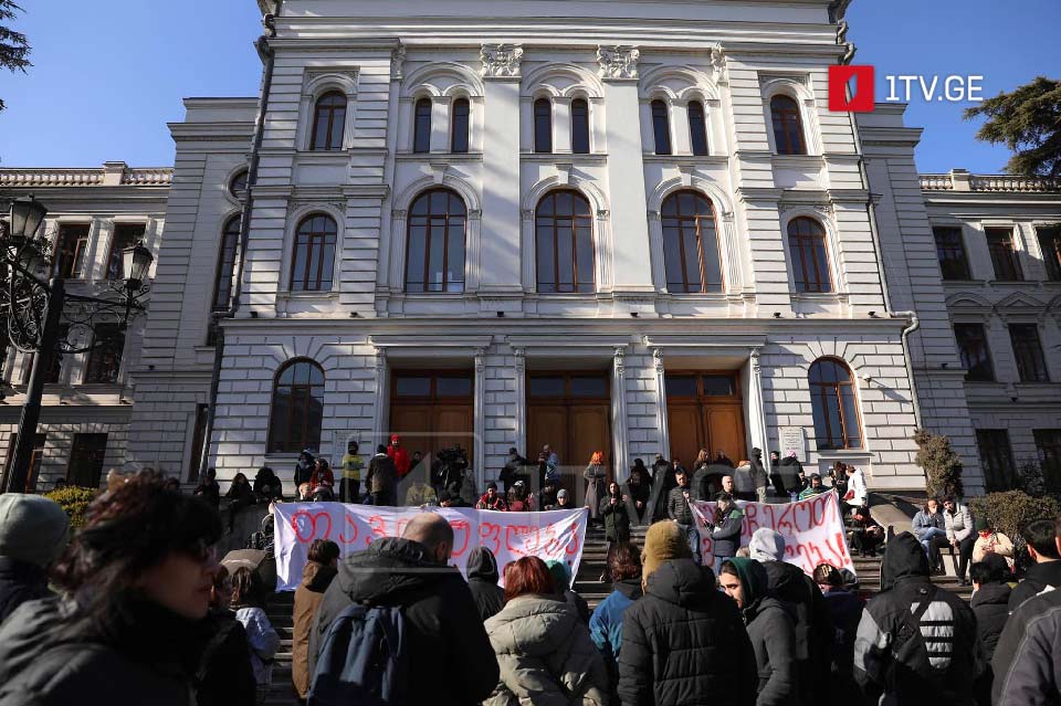 თბილისის სახელმწიფო უნივერსიტეტში სტუდენტთა ნაწილი საპროტესტო აქციას მართავს
