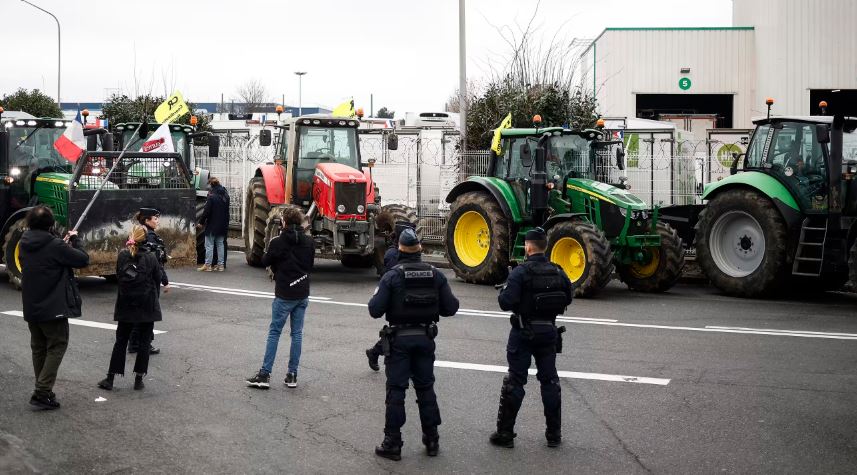 მედიის ცნობით, საფრანგეთში, სასურსათო ბაზრობის საწყობში შეჭრის გამო 79 ფერმერი დააკავეს