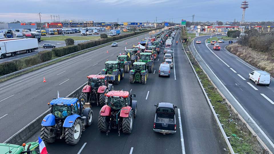 მედიის ცნობით, პორტუგალიელმა ფერმერებმა პროტესტის ნიშნად პორტუგალია-ესპანეთთან დამაკავშირებელი გზა ტრაქტორებით გადაკეტეს