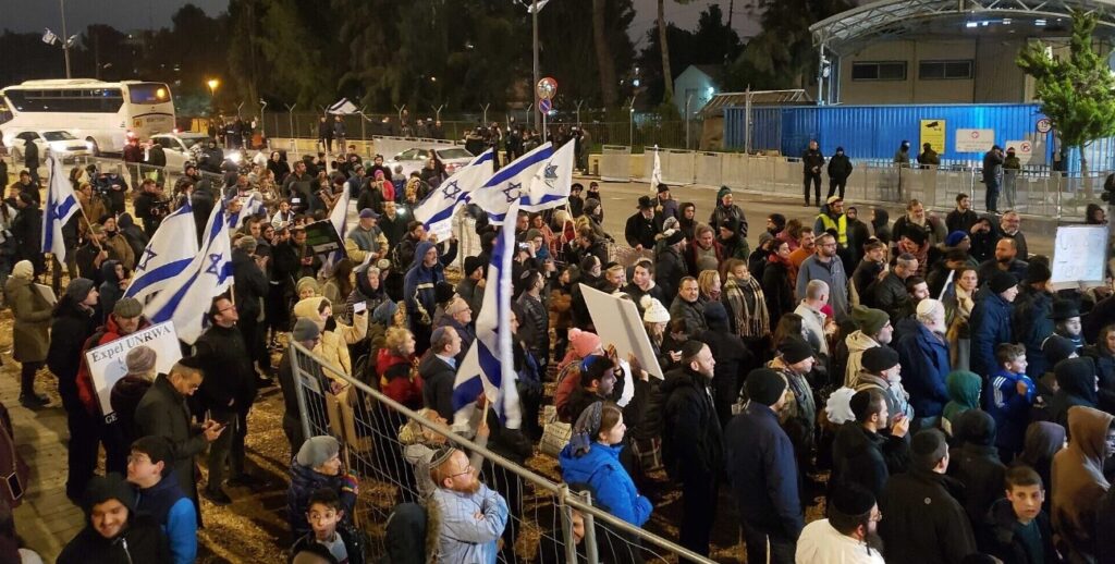 აღმოსავლეთ იერუსალიმში, გაერო-ს პალესტინელ ლტოლვილთა დახმარების სააგენტოს ოფისთან მომიტინგეები შეიკრიბნენ, რომლებიც ოფისის დახურვას ითხოვენ და აცხადებენ, რომ სააგენტო „ჰამასის“ ნაწილია