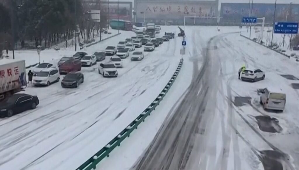 ჩინეთის ცენტრალურ და აღმოსავლეთ ნაწილში ძლიერი თოვისა და წვიმის გამო ავტომაგისტრალებზე ავარიის შედეგად ორი ადამიანი დაიღუპა