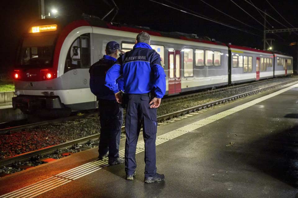 მედიის ცნობით, ირანელი თავშესაფრის მაძიებელი პირის მიერ შვეიცარიაში, მატარებელში მძევლად აყვანილი 15 ადამიანი გათავისუფლდა, თავდამსხმელი კი ლიკვიდირებულია