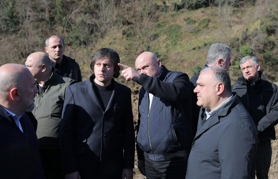 ირაკლი კობახიძე სოფელ ნერგეეთში სტიქიის სალიკვიდაციო სამუშაოებს გაეცნო