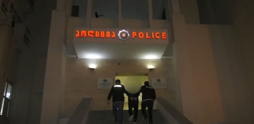 პოლიციამ თბილისში განზრახ მკვლელობის ფაქტზე ორი პირი დააკავა