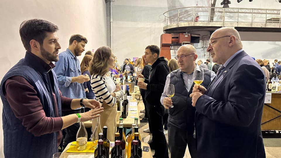 ღვინის ეროვნული სააგენტოს მხარდაჭერით, ქართული ღვინის მწარმოებელი კომპანიები პარიზში მიმდინარე ორ მნიშვნელოვან გამოფენაში მონაწილეობენ