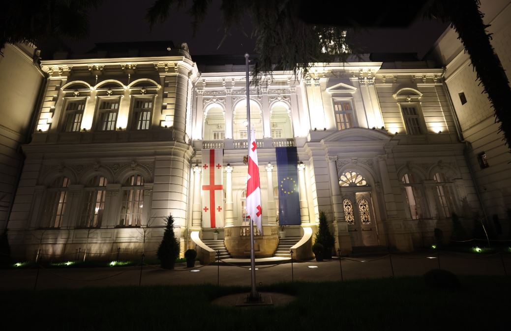 საბჭოთა ოკუპაციის დღესთან დაკავშირებით, პრეზიდენტის სასახლეზე სახელმწიფო დროშა დაშვებულია