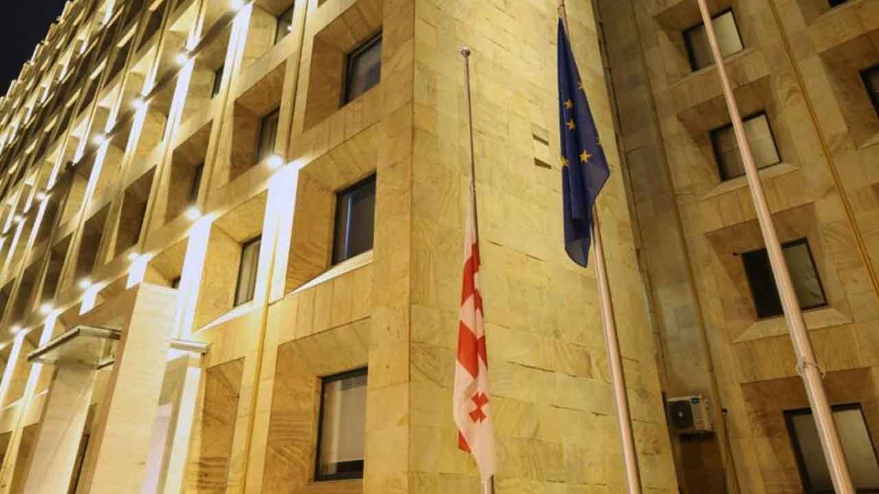 საბჭოთა ოკუპაციის დღე - სახელმწიფო უწყების შენობებზე დროშები დაშვებულია