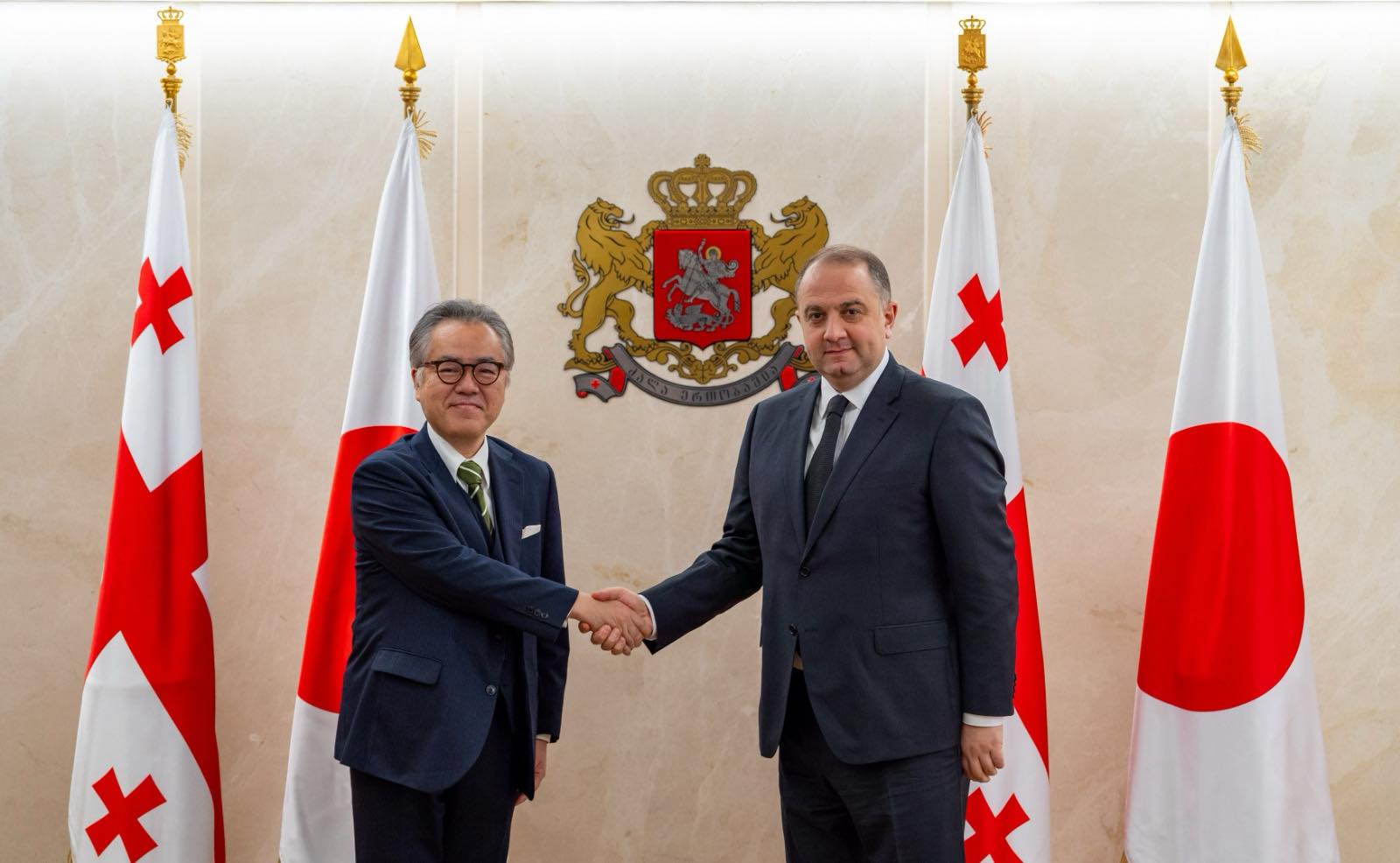 ირაკლი ჩიქოვანმა იაპონიის ელჩთან ორ ქვეყანას შორის თავდაცვის სფეროში თანამშრომლობის საკითხები განიხილა