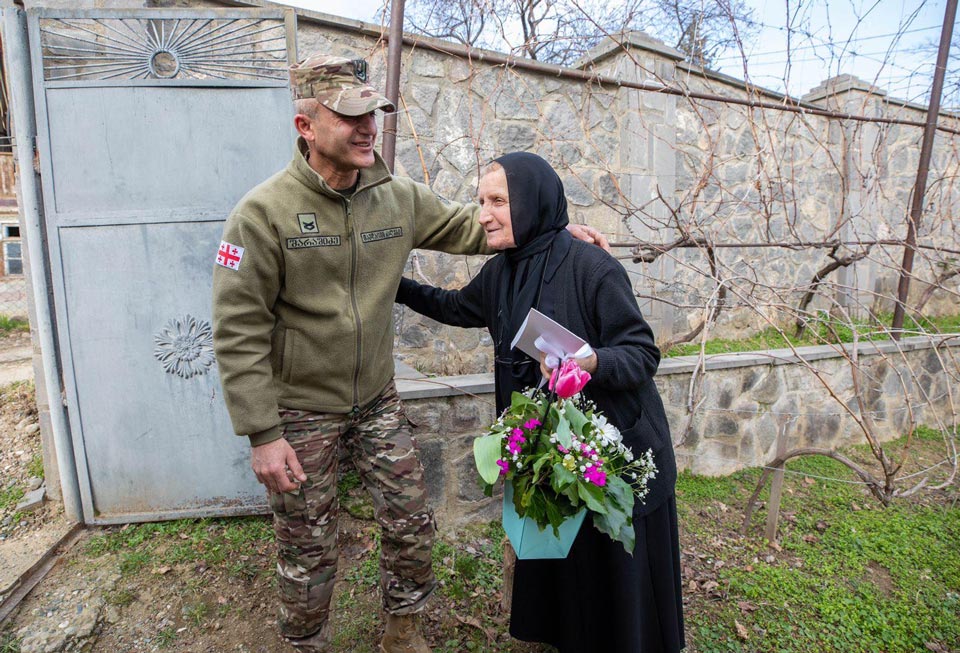 სამხედრო მოსამსახურეებმა გმირების დედებს 3 მარტი მიულოცეს