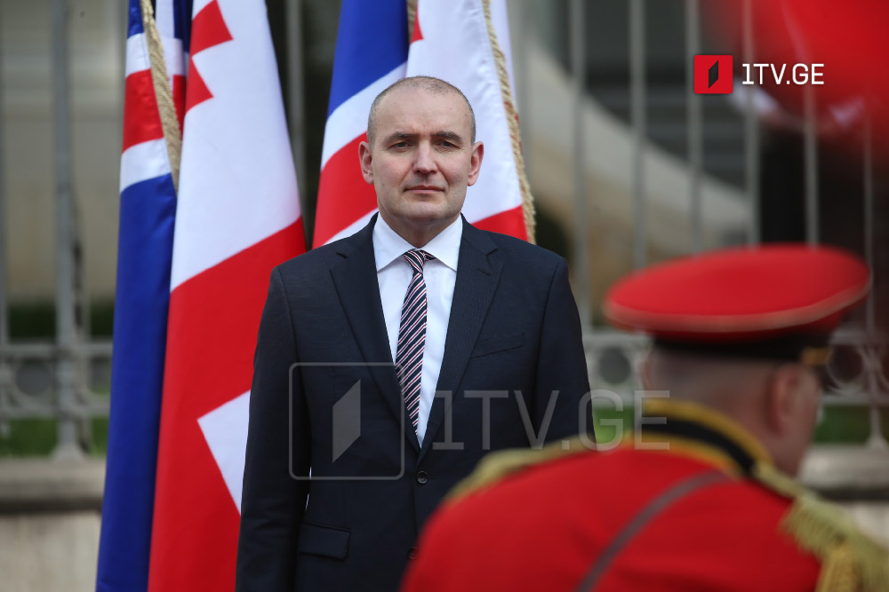 ისლანდიის პრეზიდენტი გუდნი იოჰანესონი - ჩემმა მეგობრებმა მითხრეს, ჩემი სახელი და გვარი ქართულად ითარგმნება, როგორც გუდუნა ივანიშვილი, მოხარული ვიქნები, ამ სახელით ვიყო საქართველოში ცნობილი