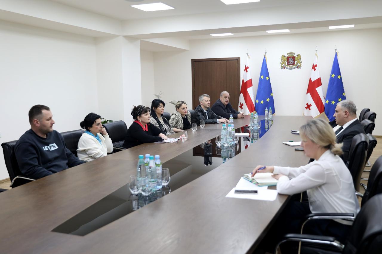 მიხეილ სარჯველაძე აქონდროპლაზიის მქონე ბავშვების მშობლებს შეხვდა - პროგრამას უახლოეს დღეებში ხუთი ბენეფიციარი დაემატება