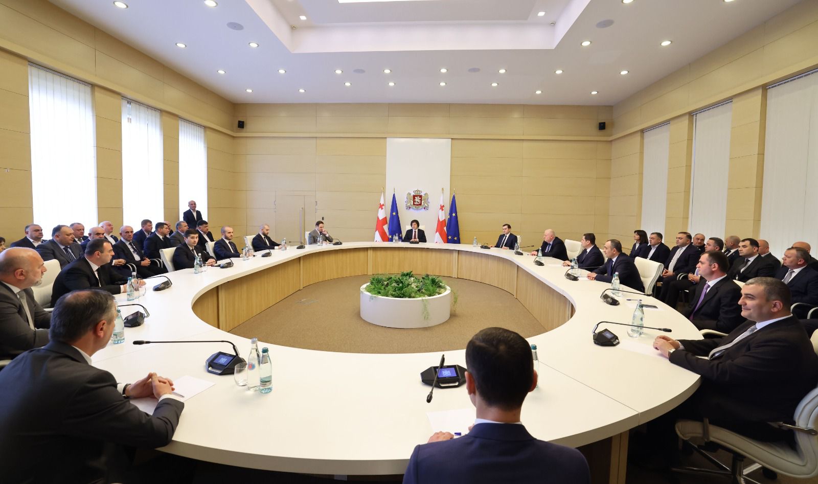 ირაკლი კობახიძე რეგიონებში სახელმწიფო რწმუნებულებსა და მუნიციპალიტეტების მერებს შეხვდა