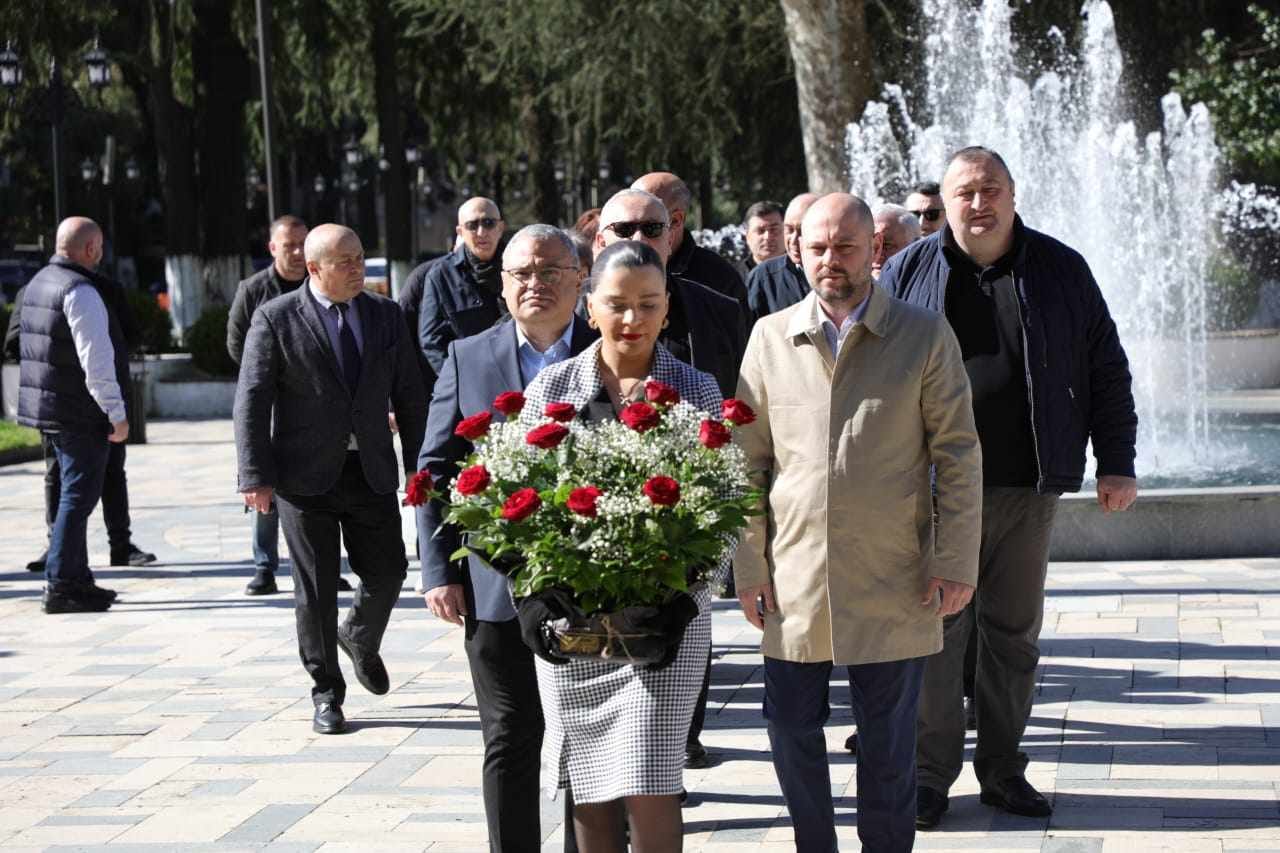 ზუგდიდში ხელისუფლების წარმომადგენლებმა საქართველოს პირველი პრეზიდენტის, ზვიად გამსახურდიას ხსოვნას პატივი მიაგეს