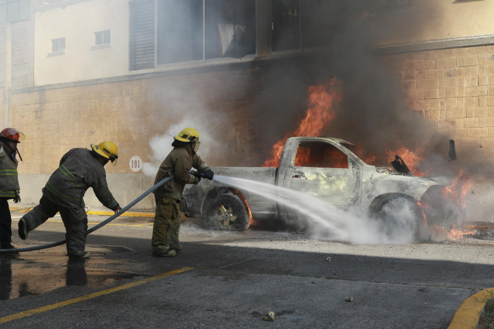 მექსიკაში 2014 წელს ერთ-ერთი კოლეჯის 43 სტუდენტის გაუჩინარების საქმესთან დაკავშირებით აქცია გაიმართა, დემონსტრანტებმა სამთავრობო შენობას ცეცხლი წაუკიდეს და ათზე მეტი მანქანა დაწვეს