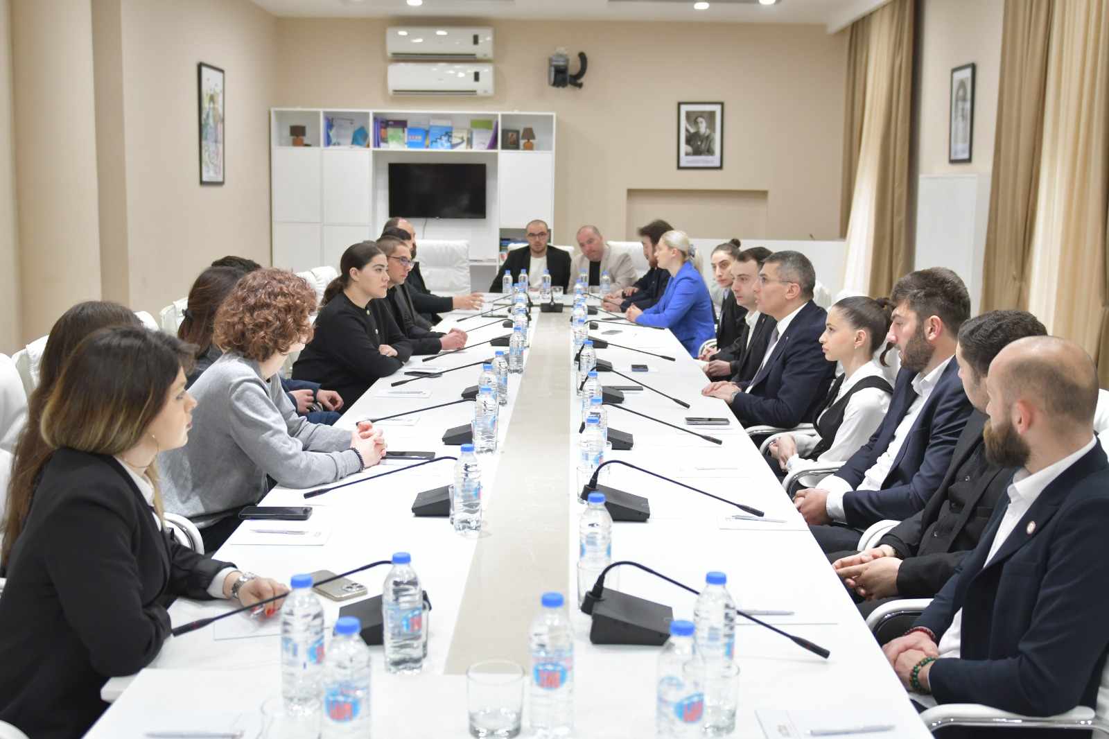 მამუკა მდინარაძემ და გიორგი ჩაკვეტაძემ სტუდენტური თვითმმართველობების ხელმძღვანელებს „უცხოური გავლენის გამჭვირვალობის“ კანონპროექტი გააცნეს