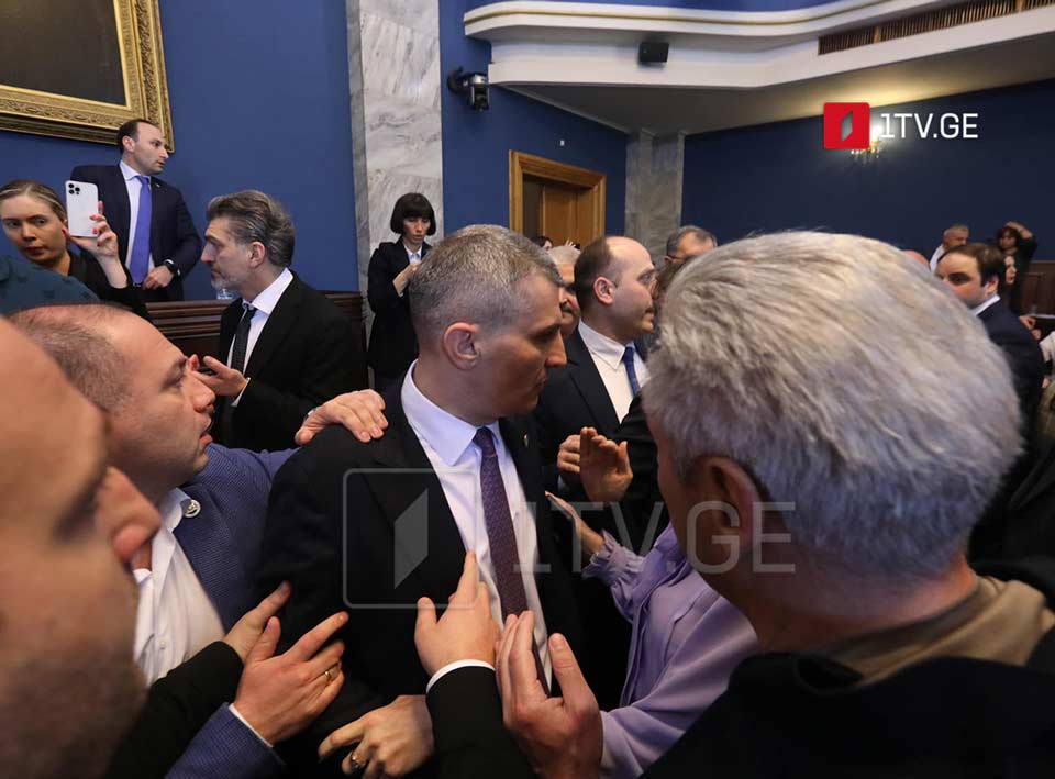 იურიდიული კომიტეტის ხმაურიანი სხდომა