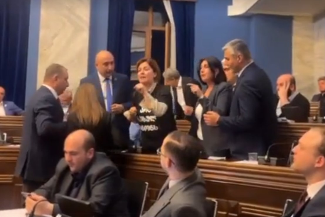 პარლამენტის იურიდიულ საკითხთა კომიტეტის სხდომა ოპოზიციონერ დეპუტატებს, თამარ კორძაიასა და ანა ნაცვლიშვილს დაატოვებინეს