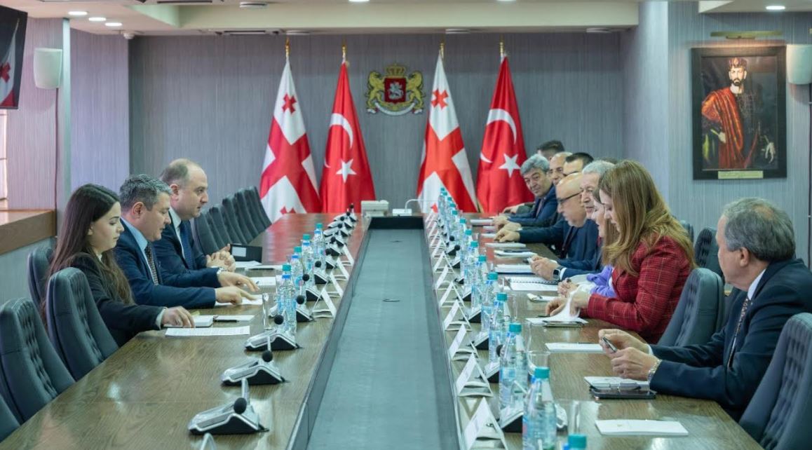 საქართველოს თავდაცვის მინისტრი თურქეთის რესპუბლიკის დიდი ეროვნული ასამბლეის ეროვნული თავდაცვის კომიტეტის დელეგაციას შეხვდა