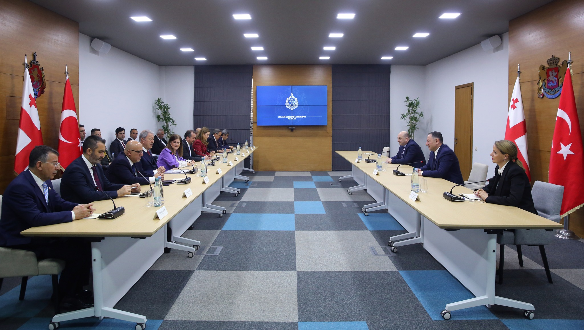 ვახტანგ გომელაური თურქეთის რესპუბლიკის პარლამენტის ეროვნული თავდაცვის კომიტეტის თავმჯდომარეს შეხვდა