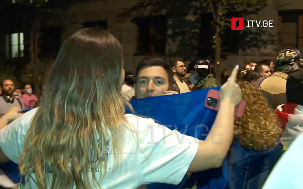 აქციის მონაწილეები ტელეკომპანია „იმედის“ ჟურნალისტს თავს დაესხნენ